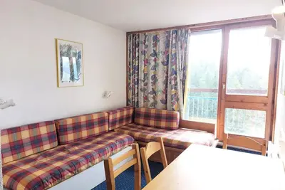 Image de Studio 4 Personen in Arc 1800 Ski an den Füßen und in der Nähe von Geschäften im Dorf Charvet