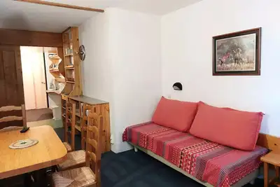Image de Studio 4 Personen in Arc 1800 Ski an den Füßen und in der Nähe von Geschäften im Dorf Charvet