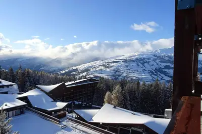 Image de Studio 4 Personen in Arc 1800 Ski an den Füßen und in der Nähe von Geschäften im Dorf Charvet