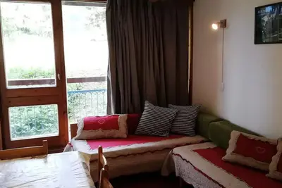 Image de Studio 4 Personen in Arc 1800 Ski an den Füßen und in der Nähe von Geschäften im Dorf Charvet
