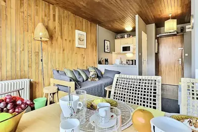 Image de Ferienwohnung 2 Zimmer 4 Personen in der Nähe der Pisten und Geschäfte im Stadtteil Lavachet. Im 4. Stock eines
