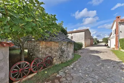 Image de House 1378/12993 (Istria - Galižana), 7500m from the beach