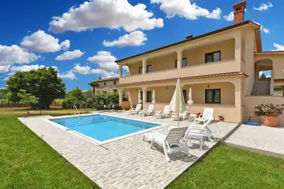 Image de Apartment 1664\/17233 (Istria - Kaštelir), 7000m from the beach