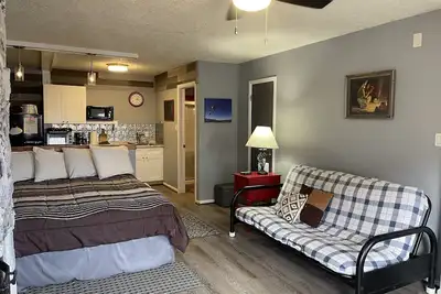 Image de Riverbend 8e est un studio d'angle sur la rivière pouvant accueillir 3 personnes avec un parking facile à votre porte