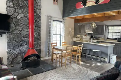 Image de Riverbend Townhouse # 8a est un 3 chambres sur la rivière qui peut accueillir jusqu'à 9 personnes. Par la salle à manger, un p
