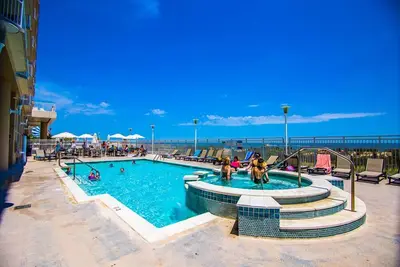 Image de Profitez d'une vue magnifique sur l'océan depuis ce luxueux condo pouvant accueillir 10 personnes!