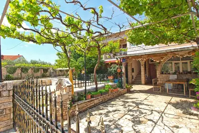 Image de Apartment 1954\/24893 (Istria - Valbandon), 750m from the beach
