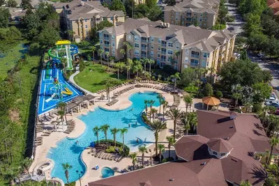 Image de Belle maison de 5 chambres / 5 salles de bain avec piscine et spa