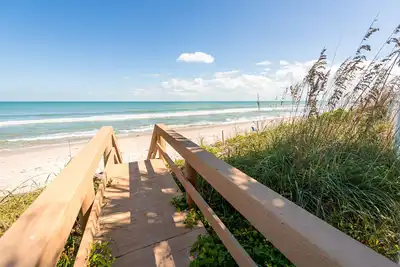 Image de Location de vacances en bord de mer, 2 chambres, 2 salles de bain Condo, étapes de la plage