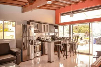 Image de Combo 5 chambres de Penthouse et toit privé et 2 chambres 2 étages en dessous de 2 bains à remous