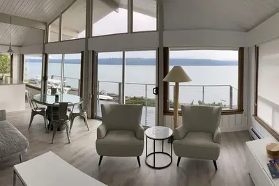 Image de Juste énuméré! Rénové Beach House - marches à l'eau