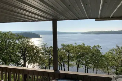 Image de Lakefront Paradise! True Shoreline Cottage avec une vue imprenable sur le lac