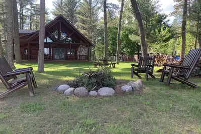 Image de Enthousiaste extérieur Lakefront Cabin Sleeps 16