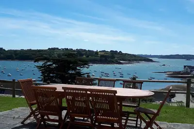Image de Grande vue mer. Plage et école de voile à pied.