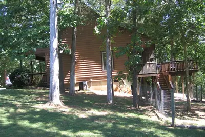 Image de Riverfront, animaux acceptés! Cabane en rondins avec 2 chambres et grenier!