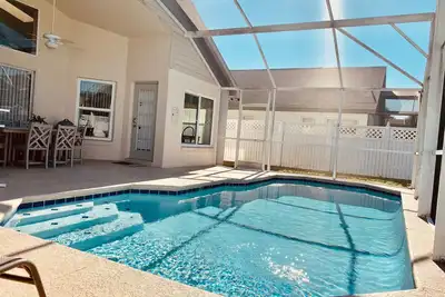 Image de \"Bradley Villa\" Piscine privée clôturée en arrière Wifi gratuit à 5 km de Disney