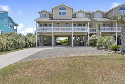 Image de Nouveau sur Proactive en 2020 - Oceanfront \"Boardwalk\" est un 6 Bdrm / 5. 5 Baignoire dans l'extrémité ouest privée et fermée de Holden Beach.   Des vacances en bord de mer à chérir année après année - faites de \"Boardwalk\" votre tradition estivale!