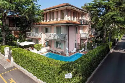 Image de Appartement de vacances sur deux étages avec balcon et piscine