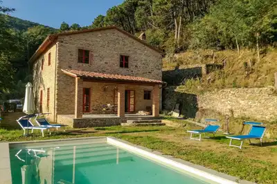 House with private pool and panoramic views 20km from Pisa, 1km from village