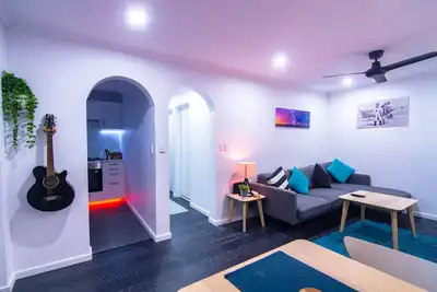 Image de Marchez jusqu'à la plage depuis une escapade moderne et lumineuse de 2 chambres. 30 secondes de la route de la jetée