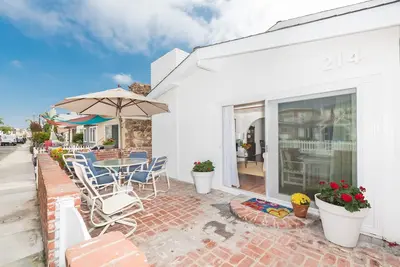 Image de Escapade de l'unité avant toute l'année avec grand patio - Un pâté de maisons à la plage!