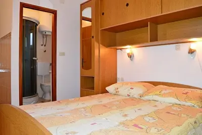 Maison familiale avec quatre appartements de trois studios et un appartement pour 4 personnes est située sur l'île de Pag dans la ville de Pag, dans un endroit très calme, à 10 minutes à pied de la place principale de Pag et à 15 minutes de la plage de.