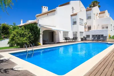 Image de Belle et spacieuse villa avec piscine privée et wifi - Villa Nostra