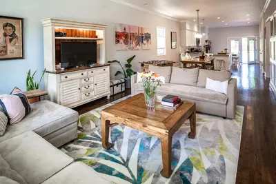Image de Maison spacieuse avec 5000 pieds carrés près du centre-ville Dc et du métro