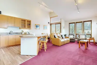 Image de Vues sur la montagne Mammoth, garage privé, animaux acceptés!