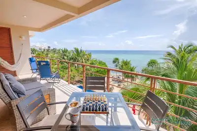 Image de Moderne, directement sur la plage et une vue imprenable!