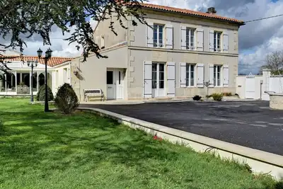 Image de Secteur La Rochelle, superbe maison familiale, piscine chauffée l'été, parc