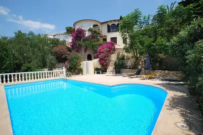 Image de Maison avec piscine privée, vue sur la mer, air conditionné, internet
