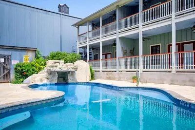 Image de Gruene Getaway - Au coeur de Gruene, piscine, 8 couchages!