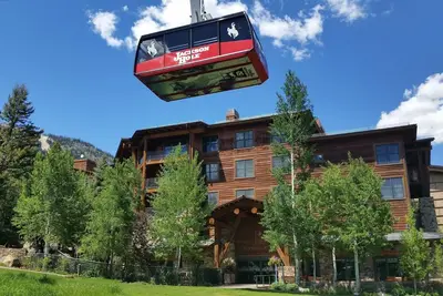 Image de 20-40% de rabais sur la plupart des semaines (Teton Club), accès direct au tram, à la télécabine - 4 bains à remous et spa!