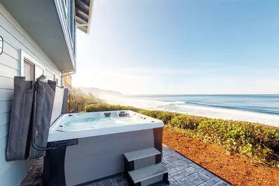 Image de Maison en bord de mer avec table de ping-pong et bain à remous privé donnant sur l'océan