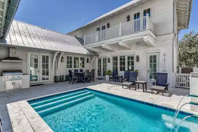 Image de Maison De Luxe! Piscine PRIVÉE, VÉLOS Gratuits, Services De Concierge!