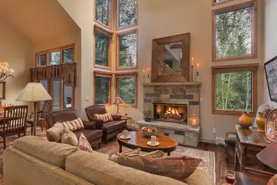 Image de Chalet Punto: maison avec table de billard, piscine communautaire et bain Ă remous