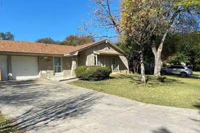 Image de Very comfortable house (1900 sqft), near airport, 281 and 1604. 4b/2ba 8 guests