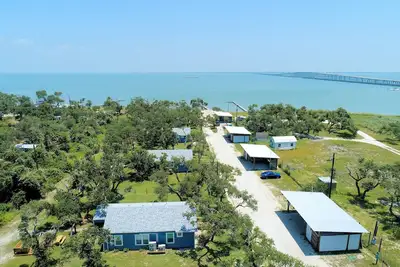 Image de 9 chambres / 6 salles de bain, 30 personnes avec un quai de pêche privé avec une énorme truite!