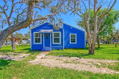 Image de Jetée éclairée privée! Cottage niché dans les chênes à droite sur la baie de Copano!