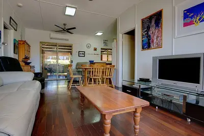 Image de Maison de famille plus âgée avec des lits à gogo et une immense véranda extérieure.