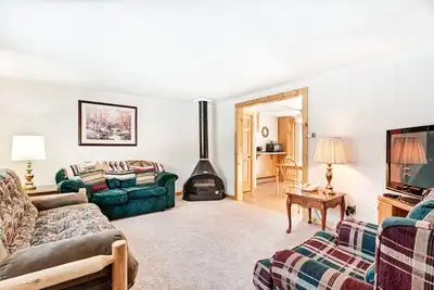 Image de Charmant condo acceptant les chiens avec accès au lac, courts de tennis et de basket-ball communs
