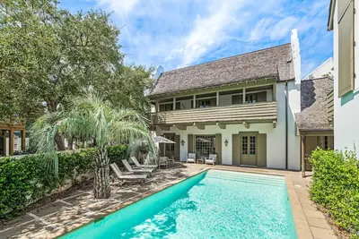 Image de Maison De Luxe! Piscine PRIVÉE! À PROXIMITÉ Des Commerces Et Des DÎNERS!