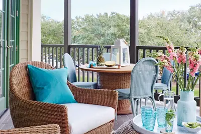 Image de Balcon enveloppant avec vue sur la plage de romarin! Vélos gratuits / Fitness / Tennis