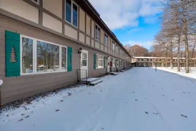Image de Condo confortable avec vue sur la rivière et patio meublé, foyer au gaz - chiens bienvenus!