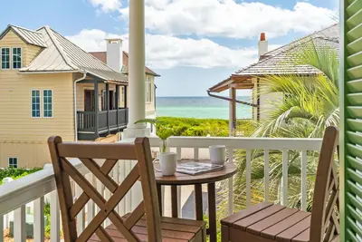 Image de Balcon enveloppant avec vue sur le golfe! Vélos gratuits / Fitness / Tennis