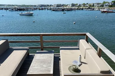 Image de Design cottage on wharf in town - huge private deck, private dock