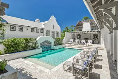 Image de Piscine privée et cour. Maison de luxe! VÉLOS Gratuits / Gym / Tennis
