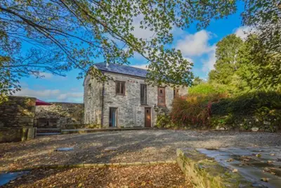 L'un des deux charmants chalets dans le magnifique parc de Cusgarne House.