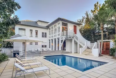 Image de Grande piscine privée et cour! Luxe moderne! Près de Fitness / Tennis!